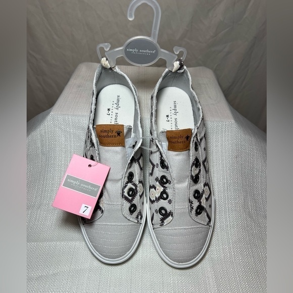 Simply Southern Slip-On Sneakers/Tennis Shoes - Size 7 - Gray/Brown Tribal - NWT - Picture 2 of 6